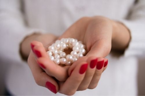 Dlaczego warto wybrać biżuterię z perłą dla swojej kobiety?